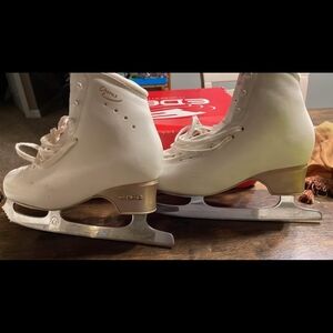 Chorus Women's White Figure Skates